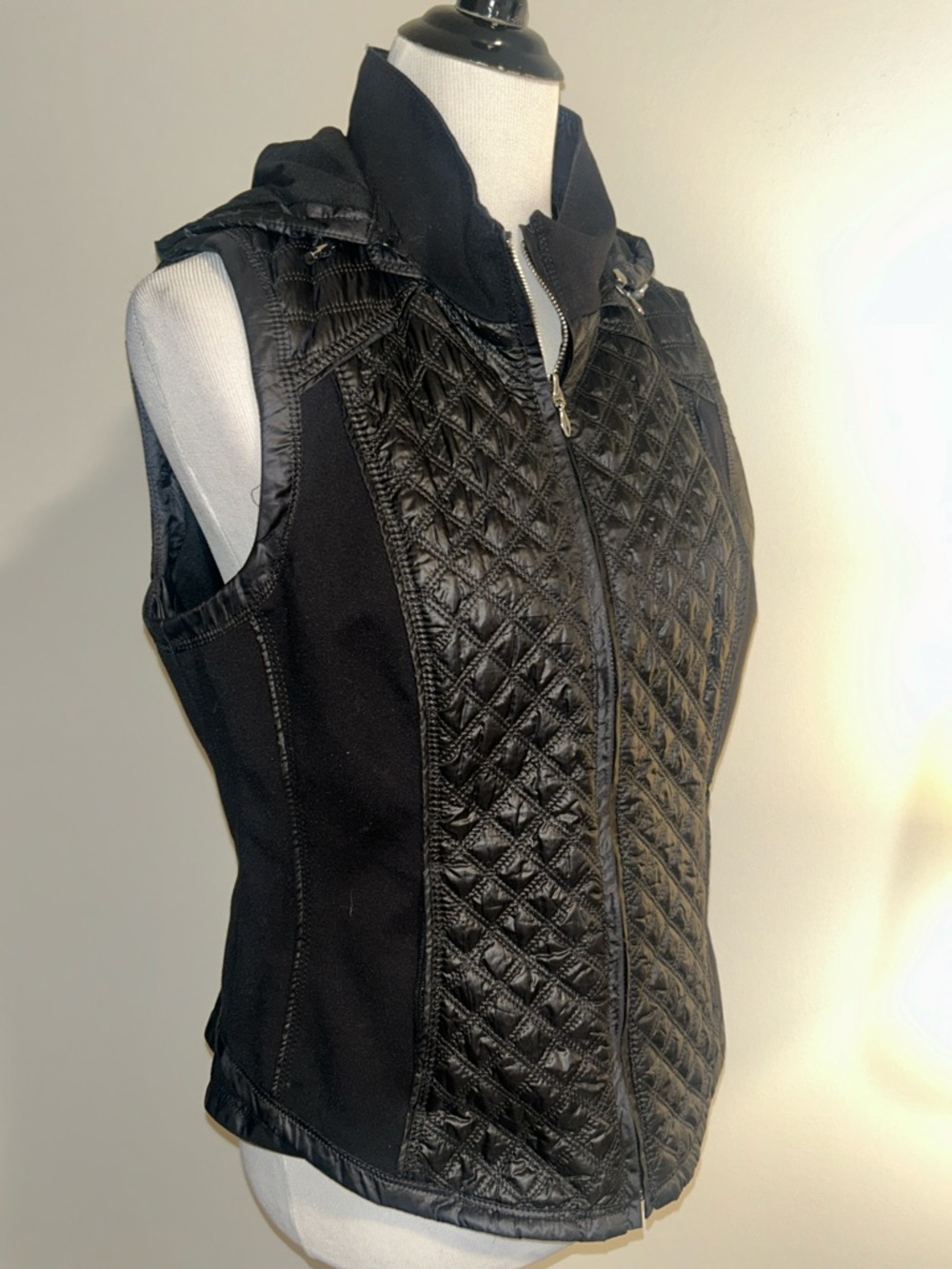 White House Black market thin stretchy Quilted M Vest with removable hood